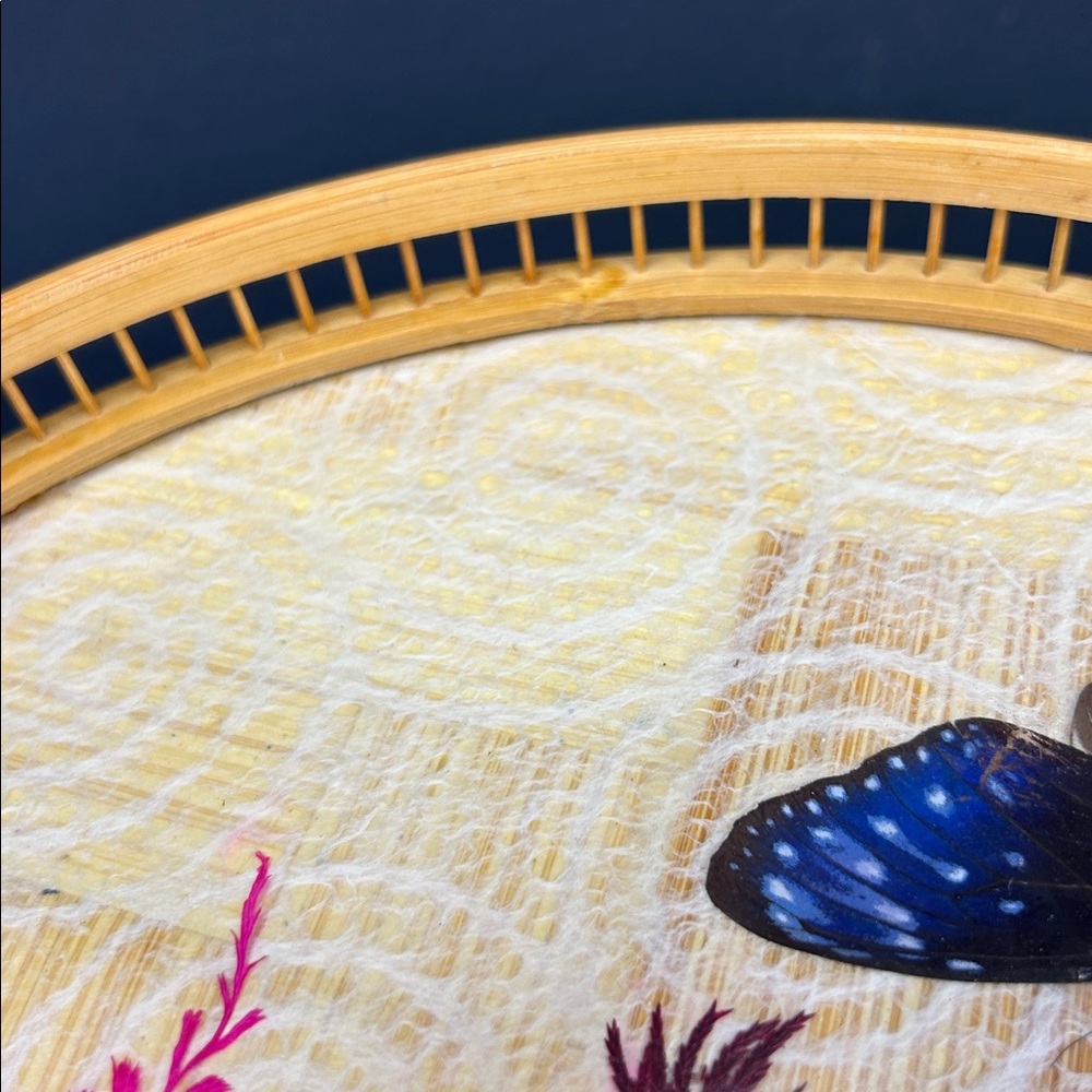 Vintage round bamboo & rattan serving tray with preserved florals & butterfly - Picture 7 of 10
